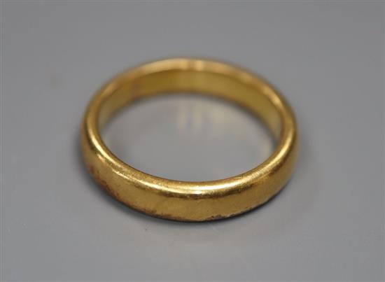 A late 1920s 22ct gold wedding band, size K, 6 grams.